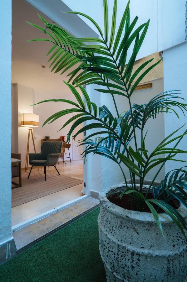 Lirio Suite Apartment - Private Parking Included Sevilla Bagian luar foto
