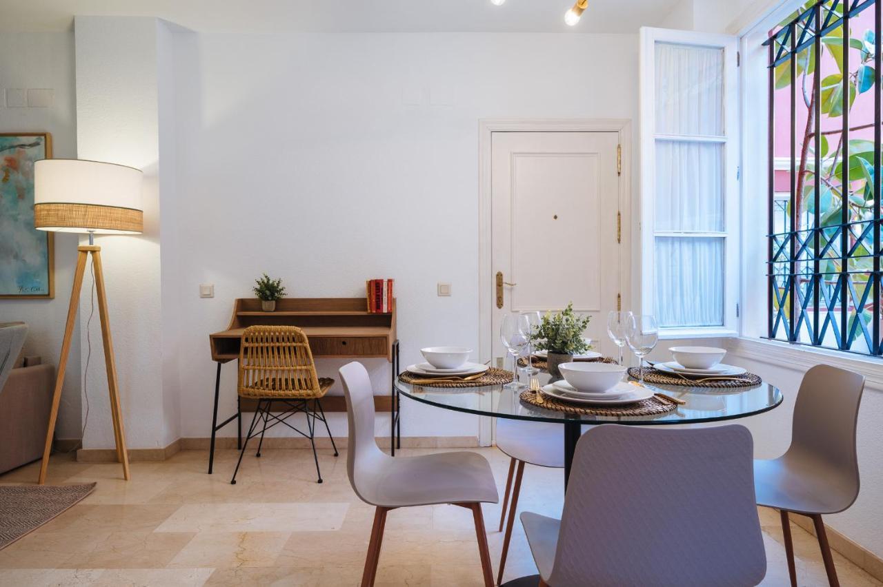 Lirio Suite Apartment - Private Parking Included Sevilla Bagian luar foto